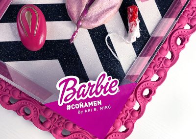 Escultura vulva rosa Barbie – pieza pop provocadora y empoderada hecha a mano por Ari B. Miró