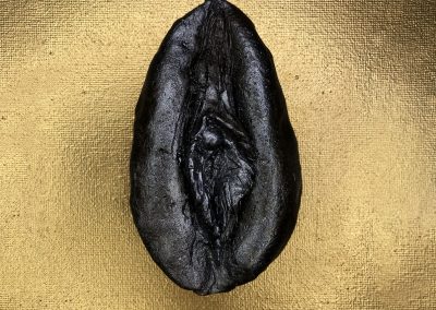 escultura vulva dorada – Molde COÑAMEN de Ari B. Miró en acabado metálico brillante