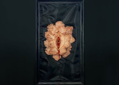 Escultura vulva negra elegante BLACK COÑAMEN en técnicas mixtas – obra floral textil hecha por Ari B. Miró