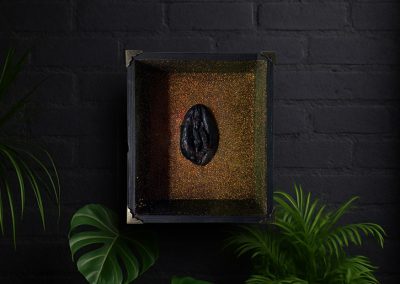 escultura vulva negra dorada con vitrina barroca – Black & Gold COÑAMEN por Ari B. Miró