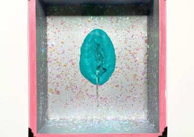 escultura turquoise pink con vitrina – pieza artística brillante de Ari B. Miró